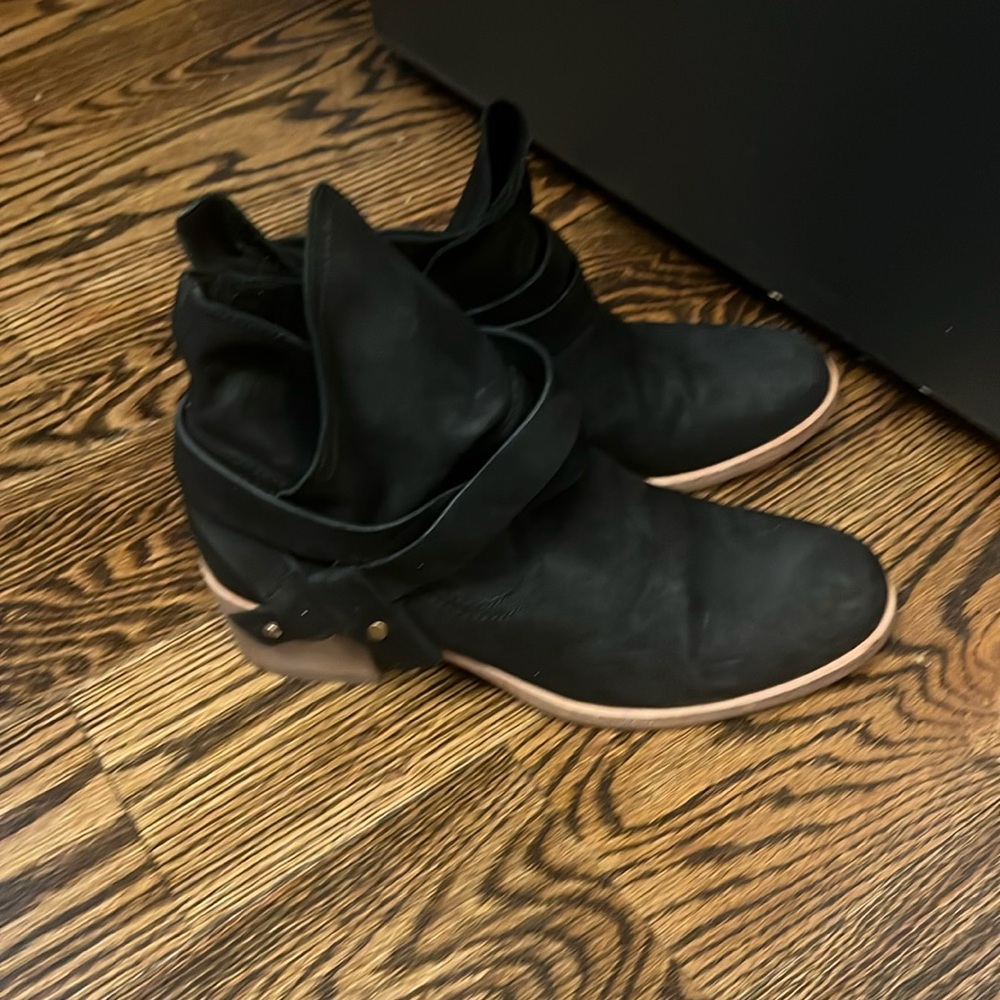 UGG Elora Black Nubuck Suede Booties 9.5 GENTLY worn, awesome Condition!